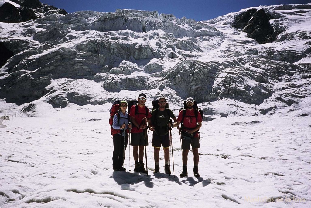 De izquierda a derecha: Infi, Quique, Joaquín y Trino cruzando el Glaciar de Moiry